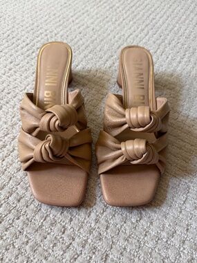 Gianni Bini neutral leather knot front heels—Size 8